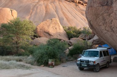 SPITZKOPPE, NAMIBIA - 3 Haziran 2011: Spitzkoppe 'da bir kamp alanı. Bir araç ve çadır görünüyor.