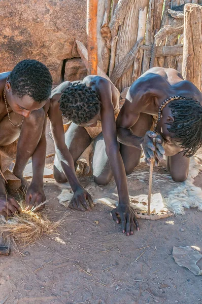 Damaraland Namibia Mei 2011 Damara Mannen Traditionele Kleding Demonstreren Traditionele — Stockfoto