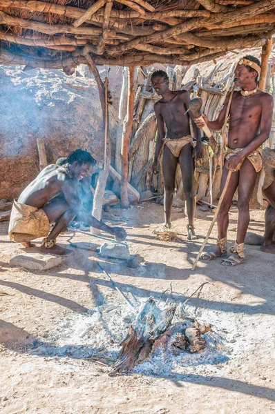 Damaraland Namibia Května 2011 Damarští Muži Tradičních Šatech Demonstrují Tradiční — Stock fotografie