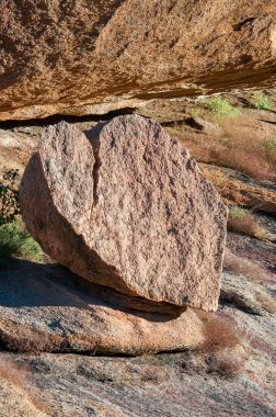 Namibya 'nın Erongo bölgesindeki Ameib' de kalp şeklinde katı bir granit kaya.