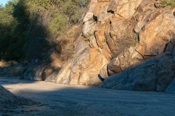 비아의 강바닥에서 광경을 바위들 — 스톡 사진