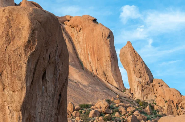 Una Aguja Granito Formación Roca Que Asemeja Una Cara Babuino —  Fotos de Stock