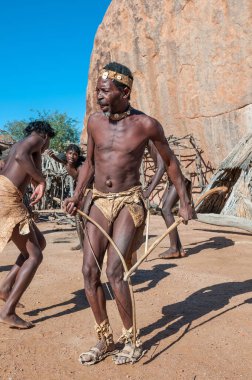 DAMARALAND, NAMIBIA - 30 Mayıs 2011: Damara halkı Damaraland, Namibya 'daki Damara Canlı Müzesi' nde geleneksel danslar yapıyorlar