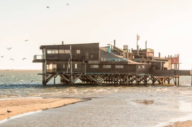 WALVIS BAY, NAMIBIA - 8 Haziran 2011: The Raft, Namibya 'nın Atlantik Okyanusu kıyısındaki Walvis Körfezi' nde bir gölde bulunan bir restoran.
