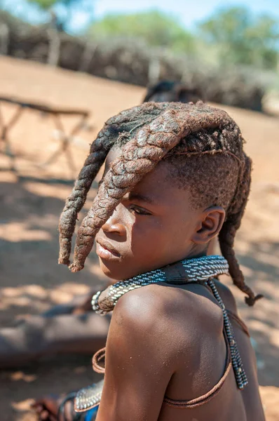 Epupa Namibia Maggio 2011 Una Ragazza Himba Con Ciocche Capelli — Foto Stock
