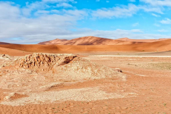 红色沙丘的景观 阻止水流到Deadvlei — 图库照片