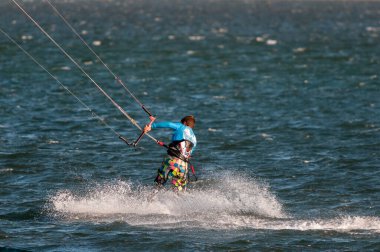 WALVIS BAY, NAMIBIA - 8 Haziran 2011: Namibya 'nın Atlantik Okyanusu kıyısındaki Walvis Körfezi' nde bir rüzgar sörfçüsü