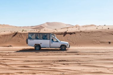 SOSSUSVLEI, NAMIBIA - 11 Haziran 2011: Namibya 'daki Sossusvlei' de dört tekerden çekişli bir safari aracı