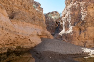 SESRIEM, NAMIBIA - 12 Haziran 2011: Tsauchab Nehri 'ndeki Sesriem Kanyonu' nun içinde. Kanyonun girişinde bir turist görülüyor.