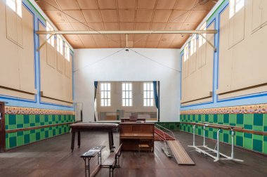 LUDERITZ, NAMIBIA - 14 Haziran 2011: Kolmanskop 'taki tarihi spor salonu, terk edilmiş elmas madenciliği kasabası