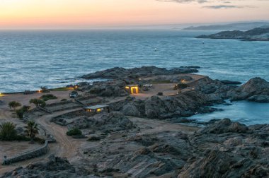 LUDERITZ, NAMIBIA - 15 Haziran 2011: Köpekbalığı Adası 'ndaki kamp alanının eski deniz fenerinin tepesinden görüldüğü gece görüntüsü