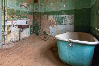 Kolmanskop 'ta harabe halinde bir banyo, Luderitz yakınlarında terk edilmiş bir elmas madenciliği kasabası.