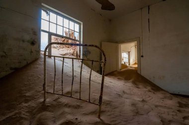 Kolmanskop 'ta çürüyen mimari, Luderitz yakınlarında terk edilmiş bir elmas madenciliği kasabası.