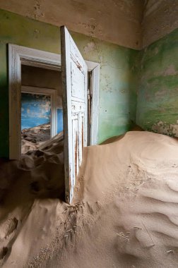 Kolmanskop 'ta çürüyen mimari, Luderitz yakınlarında terk edilmiş bir elmas madenciliği kasabası.