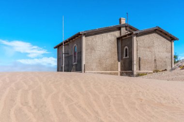Kolmanskop 'ta çürüyen mimari, Luderitz yakınlarında terk edilmiş bir elmas madenciliği kasabası.