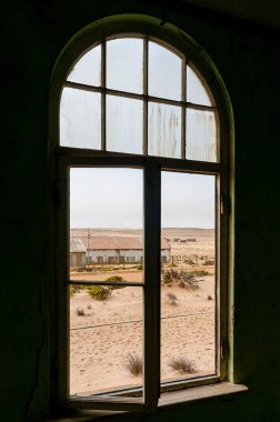 Kolmanskop 'ta çürüyen mimari, Luderitz yakınlarında terk edilmiş bir elmas madenciliği kasabası.