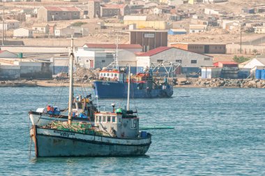 LUDERITZ, NAMIBIA - 15 Haziran 2011: Köpekbalığı Adası 'ndan Luderitz ile arkada görülen tekne manzarası