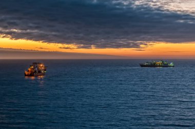 LUDERITZ, NAMIBIA - 15 Haziran 2011: Güneş Luderitz 'deki elmas teknelerin üzerinde batıyor