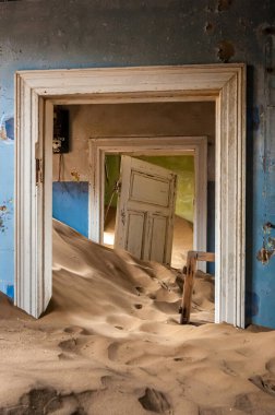 Kolmanskop 'ta çürüyen mimari, Luderitz yakınlarında terk edilmiş bir elmas madenciliği kasabası.