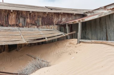 Kolmanskop 'ta çürüyen mimari, Luderitz yakınlarında terk edilmiş bir elmas madenciliği kasabası.