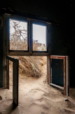 Kolmanskop 'ta çürüyen mimari, Luderitz yakınlarında terk edilmiş bir elmas madenciliği kasabası.
