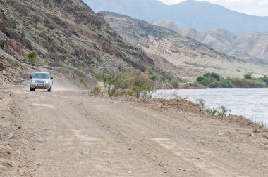 SENDELINGSDRIFT, NAMIBIA - 16 Haziran 2011: Sendelingsdrift ve Aussenkehr arasında Namibya ve Güney Afrika arasındaki sınırda C13 ve Orange Nehri 'nin manzarası görülebilir.