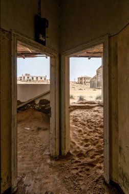 Kolmanskop 'ta çürüyen mimari, Luderitz yakınlarında terk edilmiş bir elmas madenciliği kasabası.