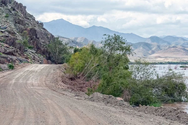 纳米比亚与南非边界的C13号公路和奥兰治河在洪水中的景象 — 图库照片