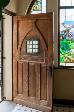 LUDERITZ, NAMIBIA - 15 Haziran 2011: Luderitz 'deki Goerke Evi' nin kapısı ve vitray penceresi