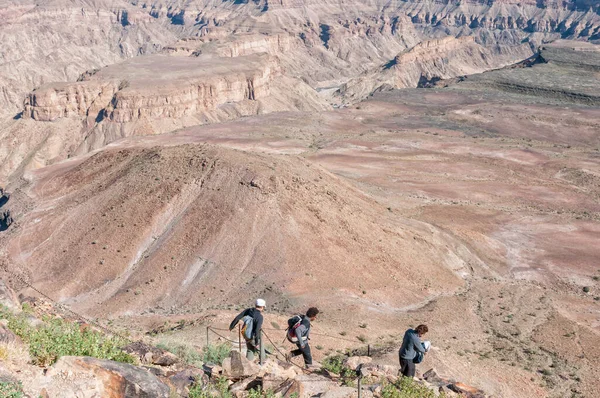 Hobas Namibia June 2011 Hikers Descending Fish River Canyon Starting — 图库照片