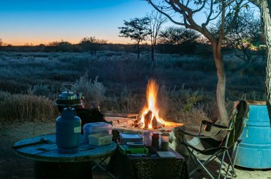 Kuzey Namibya 'da Etosha yakınlarında Eldorado' da bir kamp alanı. Kamp ateşi görünüyor.