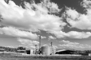 Winterton, Güney Afrika - 11 Mayıs 2025: Winterton yakınlarındaki Doveton Çiftliği 'ndeki tahıl ambarları ve çiftlik binaları. Tek Renkli