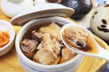  Masanın üzerine siyah sarımsak tavuk çorbası 