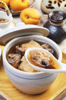  Masanın üzerine siyah sarımsak tavuk çorbası 