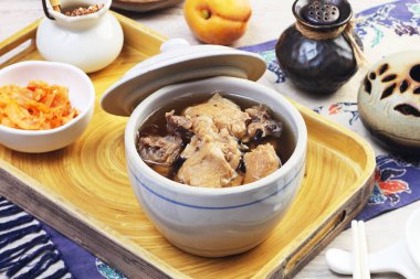  Masanın üzerine siyah sarımsak tavuk çorbası 