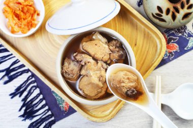  Masanın üzerine siyah sarımsak tavuk çorbası 