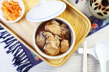  Masanın üzerine siyah sarımsak tavuk çorbası 