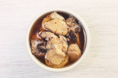  Masanın üzerine siyah sarımsak tavuk çorbası 