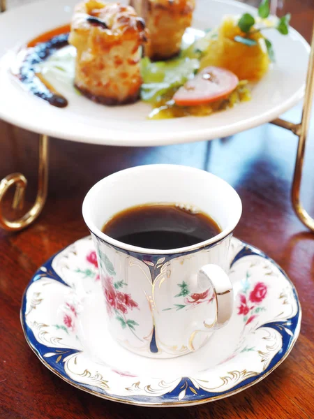 Kaffee Und Dessert Auf Dem Tisch — Stockfoto