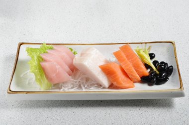 Japon tarzı çiğ balık tabağına dilimlenmiş.    