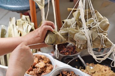 Dragon Boat Festivali üzerinde pirinç hamur tatlısı yapma prosedürü adım  
