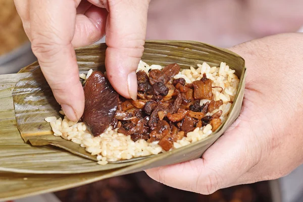 Dragon Boat Festivali üzerinde pirinç hamur tatlısı yapma prosedürü adım  