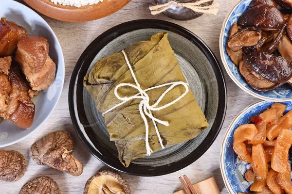 Çin geleneği yemeği - haşlanmış pirinç köftesi.