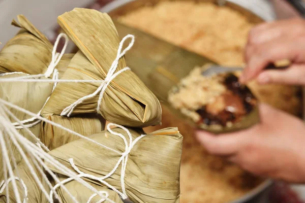 Dragon Boat Festivali üzerinde pirinç hamur tatlısı yapma prosedürü adım  