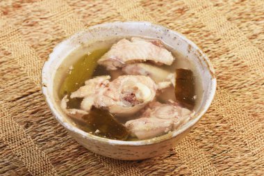 Soyulmuş chili biber tavuk çorbası masada 