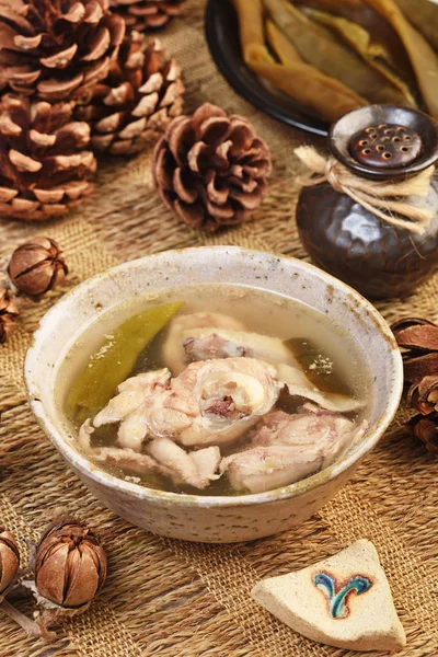 Sopa Pollo Con Chile Pelado Sobre Mesa — Foto de Stock