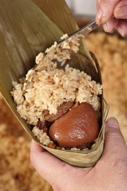 Dragon Boat Festivali üzerinde pirinç hamur tatlısı yapma prosedürü adım  