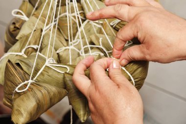 Dragon Boat Festivali üzerinde pirinç hamur tatlısı yapma prosedürü adım  