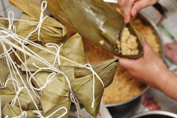 Dragon Boat Festivali üzerinde pirinç hamur tatlısı yapma prosedürü adım  