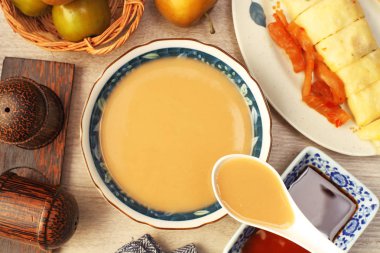 Geleneksel Tayvanlı kahvaltı - pirinç ve fıstık süt